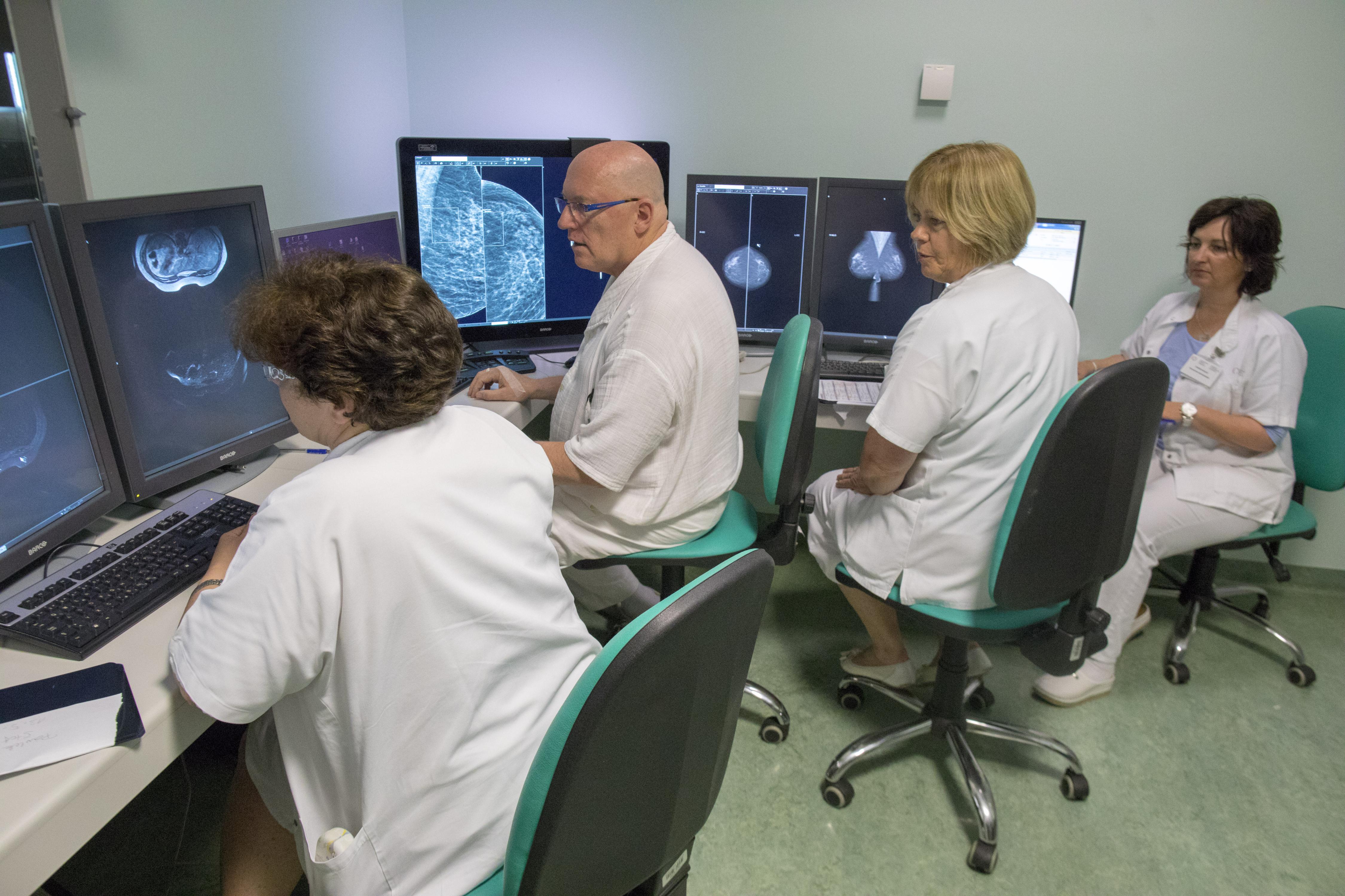 1 Zdravniki radiologi v programu DORA pri odčitavanju mamografij avtor Miha Fras