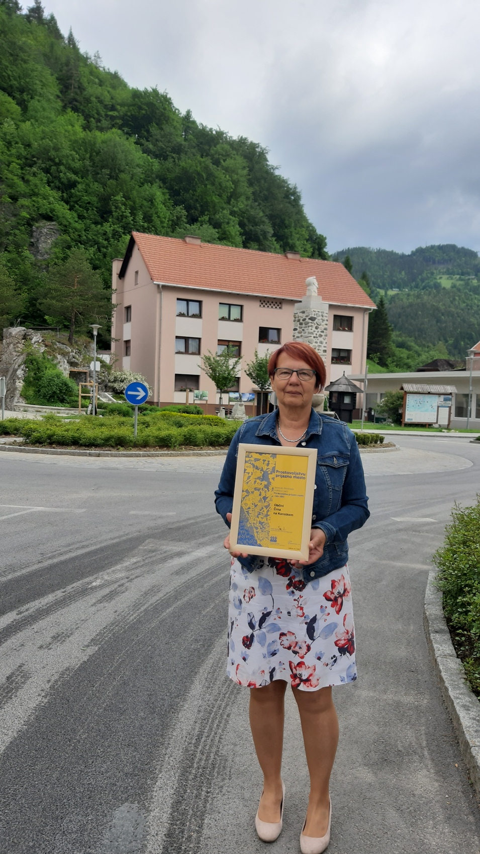 Zupanja mag. Romana Lesjak s prejetim priznanjem 2 kopija